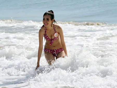 Siêu mẫu Tài năng châu Á lả lơi trên biển ảnh 3 Siêu mẫu Tài năng châu Á lả lơi trên biển ảnh 3