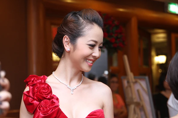 Jennifer Phạm lấp ló ngực đầy ảnh 4 Jennifer Phạm lấp ló ngực đầy ảnh 4