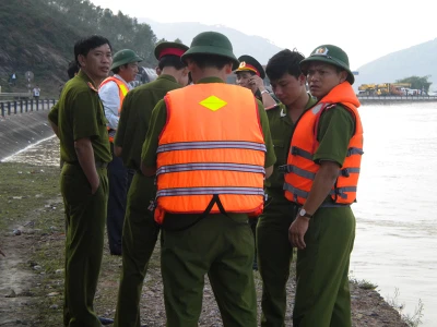 Tường thuật trực tiếp: Trục vớt chiếc xe khách bị lũ cuốn trôi - Phần 2 ảnh 9 Tường thuật trực tiếp: Trục vớt chiếc xe khách bị lũ cuốn trôi - Phần 2 ảnh 9