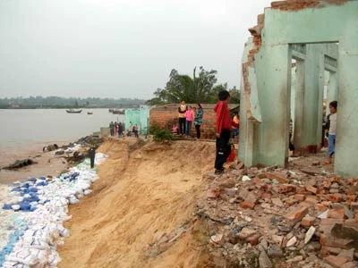 Quảng Bình: Biển xâm thực nuốt nhà dân ảnh 1