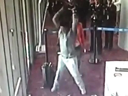 Trễ chuyến, quan chức Trung Quốc đập phá sân bay ảnh 2 Trễ chuyến, quan chức Trung Quốc đập phá sân bay ảnh 2