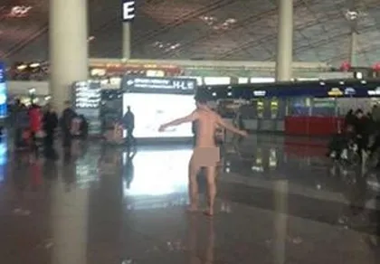 Lột đồ đi khắp sân bay vì...bị chiếm chỗ ảnh 1 Lột đồ đi khắp sân bay vì...bị chiếm chỗ ảnh 1