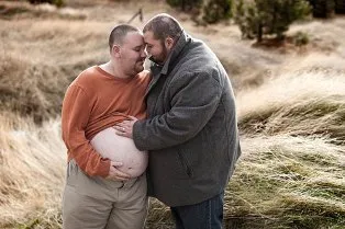 “Đàn ông” có bầu và sinh con ảnh 1