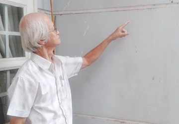 Một Việt kiều bị ném nhớt vào nhà ảnh 1