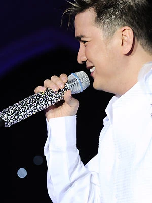 Ngay cả tay cầm của micro cũng được trang điểm cho trắng.