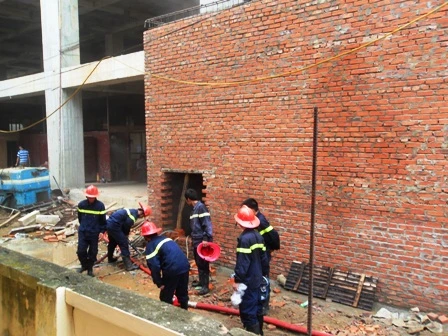 Cháy tòa nhà đang xây, hàng trăm người hoảng loạn ảnh 1