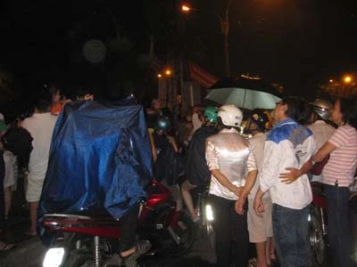 Chùm ảnh: Người dân TP. HCM xem pháo hoa trong mưa ảnh 9