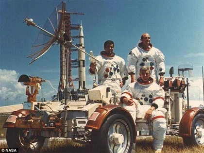 Lần đầu tiên lộ clip "vui vẻ" trên mặt trăng ảnh 4 Lần đầu tiên lộ clip "vui vẻ" trên mặt trăng ảnh 4