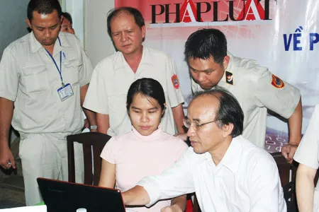 Ông Phan Đức Nhạn (PGĐ Sở Xây dựng) cùng các chuyên viên thanh tra và PV Ái Phương thảo luận các câu hỏi của bạn đọc. Ảnh Thanh Nhã Ông Phan Đức Nhạn (PGĐ Sở Xây dựng) cùng các chuyên viên thanh tra và PV Ái Phương thảo luận các câu hỏi của bạn đọc. Ảnh Thanh Nhã