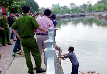 Người đàn ông chết lõa thể trên kênh ảnh 1