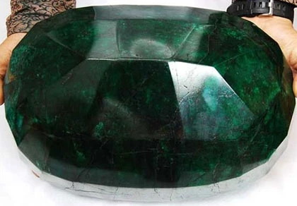 Đấu giá viên ngọc lục bảo lớn nhất thế giới ảnh 1