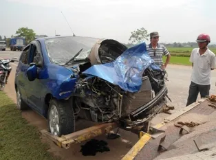 Ô tô đối đầu xe tải, 5 người nhập viện ảnh 1