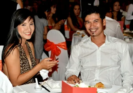 Hoài Linh mặc áo dài dự đám cưới Hồng Tơ ảnh 11 Hoài Linh mặc áo dài dự đám cưới Hồng Tơ ảnh 11