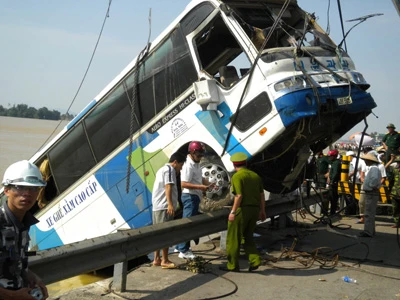 Tường thuật trực tiếp: Trục vớt chiếc xe khách bị lũ cuốn trôi - Phần 2 ảnh 41 Tường thuật trực tiếp: Trục vớt chiếc xe khách bị lũ cuốn trôi - Phần 2 ảnh 41