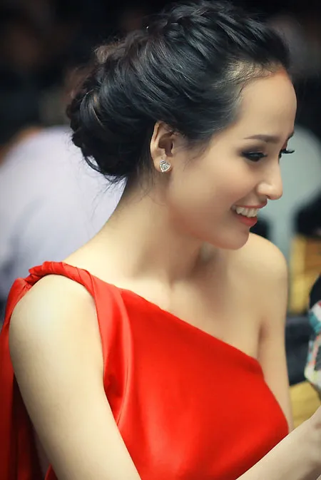 Mai Phương Thúy đẹp với váy lụa hở lưng ảnh 4 Mai Phương Thúy đẹp với váy lụa hở lưng ảnh 4