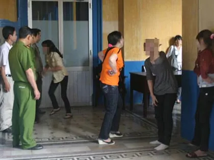 Đánh nhau ở tòa án, bị “hốt” về phường ảnh 2