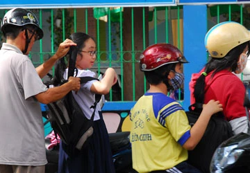 Từ vụ ba học sinh tự tử: Dạy trẻ tự lập, không đẩy trẻ tự bơi ảnh 1 Từ vụ ba học sinh tự tử: Dạy trẻ tự lập, không đẩy trẻ tự bơi ảnh 1