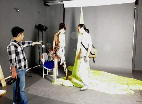 Cận cảnh công việc của người mẫu khỏa thân ảnh 1