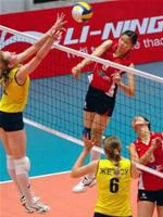 Ngọc Hoa (áo sậm) vẫn là trụ cột của tuyển VN. Ảnh: NGA NGUYỄN