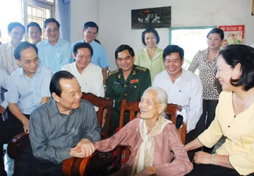 Lãnh đạo TP.HCM chúc tết người nghèo, gia đình chính sách ảnh 1 Lãnh đạo TP.HCM chúc tết người nghèo, gia đình chính sách ảnh 1