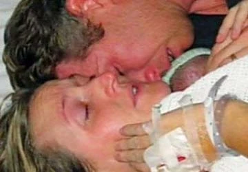 Ngọt ngào mẹ cứu sống con sau hai giờ vuốt ve ảnh 1