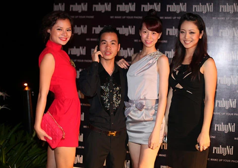 Jennifer Phạm kinh doanh điện thoại ảnh 6