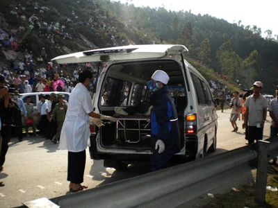 Sáng nay (2-11-2010): Phát hiện thi thể thứ 16 vụ xe khách bị lũ cuốn ảnh 1