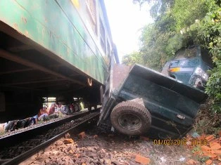 Tàu hỏa va chạm ô tô, một người chết ảnh 1