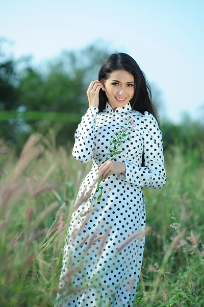 Phan Thị Mơ áo dài tung bay trên đồng cỏ ảnh 3