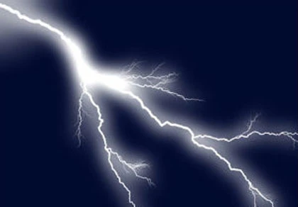 Đang đi dạo, bị sét đánh trúng… “cậu nhỏ” ảnh 1