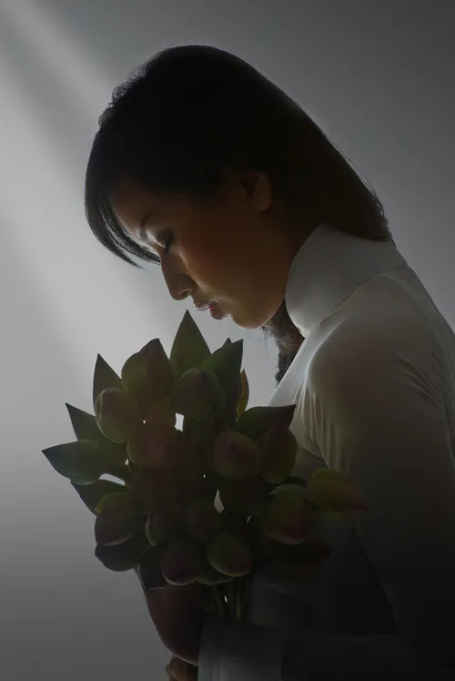 Áo dài khoe nét xuân thì - ai hơn Mai Phương Thúy? ảnh 12 Áo dài khoe nét xuân thì - ai hơn Mai Phương Thúy? ảnh 12