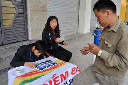 "Cò" nhộn nhịp quanh các quầy bán vé AFF Cup ảnh 4