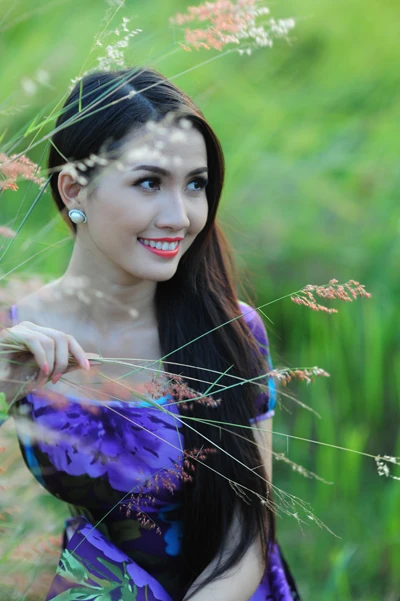 Phan Thị Mơ áo dài tung bay trên đồng cỏ ảnh 5