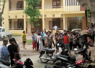 Trẻ sơ sinh tử vong, gia đình bao vây bệnh viện ảnh 1