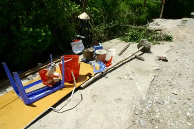 Xe ô tô văng đã dọn sạch quán ăn sáng Xe ô tô văng đã dọn sạch quán ăn sáng