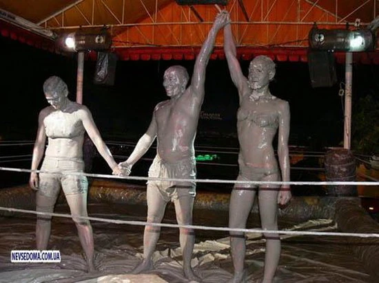 Ngắm những cô nàng xinh đẹp "vật lộn" trong... bùn lầy ảnh 9