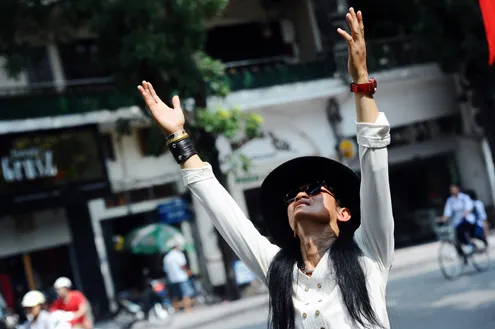 Đào Anh Khánh nhích từng cm quanh hồ Gươm ảnh 9 Đào Anh Khánh nhích từng cm quanh hồ Gươm ảnh 9