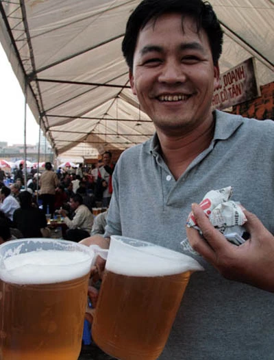 Phóng sự ảnh: Hoài niệm "bia hơi" Hà Nội ảnh 9