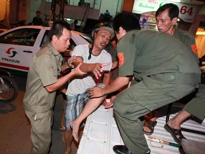 Một Việt kiều bị đánh dã man trước quán cơm Minh Đức ảnh 1 Một Việt kiều bị đánh dã man trước quán cơm Minh Đức ảnh 1