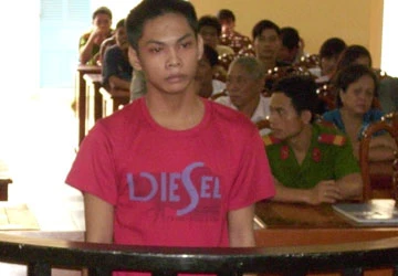 Bênh cha bằng dao, lãnh 42 tháng tù ảnh 1