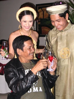 Nghệ sĩ Lê Vũ Cầu tại đám cưới của đôi nghệ sĩ trẻ Đức Thịnh - Thanh Thúy ngày 19-5-2008. Đây là lần xuất hiện trước đám đông cuối cùng của anh. Nghệ sĩ Lê Vũ Cầu tại đám cưới của đôi nghệ sĩ trẻ Đức Thịnh - Thanh Thúy ngày 19-5-2008. Đây là lần xuất hiện trước đám đông cuối cùng của anh.