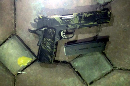 Giấu súng trong người, nghênh ngang dạo phố ảnh 2