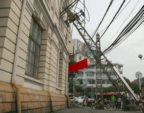 Ngã trụ điện, nhiều tuyến đường bị cúp điện ảnh 1