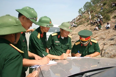 Tường thuật trực tiếp: Trục vớt chiếc xe khách bị lũ cuốn trôi - Phần 2 ảnh 27 Tường thuật trực tiếp: Trục vớt chiếc xe khách bị lũ cuốn trôi - Phần 2 ảnh 27