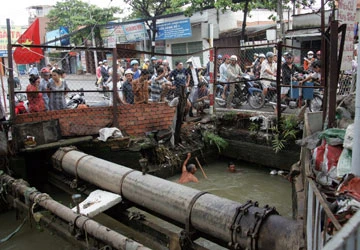 Người và xe lọt xuống cống sâu 4 m ảnh 1