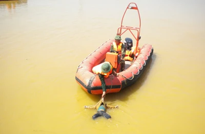 Tường thuật trực tiếp: Trục vớt chiếc xe khách bị lũ cuốn trôi - Phần 2 ảnh 35 Tường thuật trực tiếp: Trục vớt chiếc xe khách bị lũ cuốn trôi - Phần 2 ảnh 35