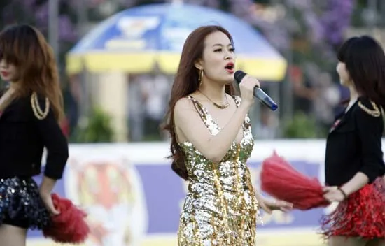 Hoàng Thùy Linh thiêu đốt sân bóng "phủi" ảnh 6