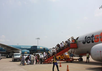 Hàng không lãi lớn vẫn đòi tăng giá vé! ảnh 1