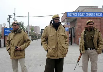 Hung thủ cưỡng hiếp thiếu nữ Ấn Độ ra tòa ảnh 1