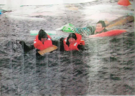 Chùm ảnh cứu hộ thuyền viên Việt ở Nam Cực lần đầu công bố ảnh 3 Chùm ảnh cứu hộ thuyền viên Việt ở Nam Cực lần đầu công bố ảnh 3